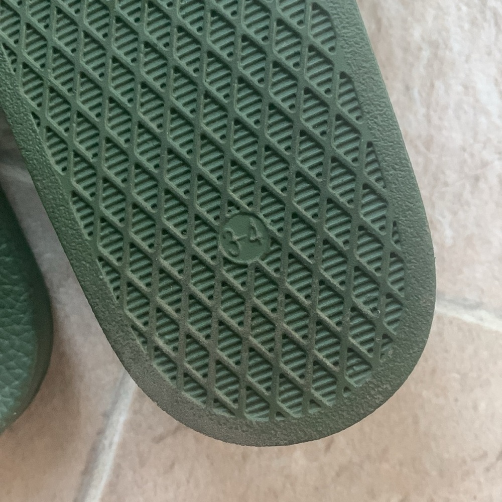 Old Navy Camo Slides, size 3/4 - Picture 2 of 2